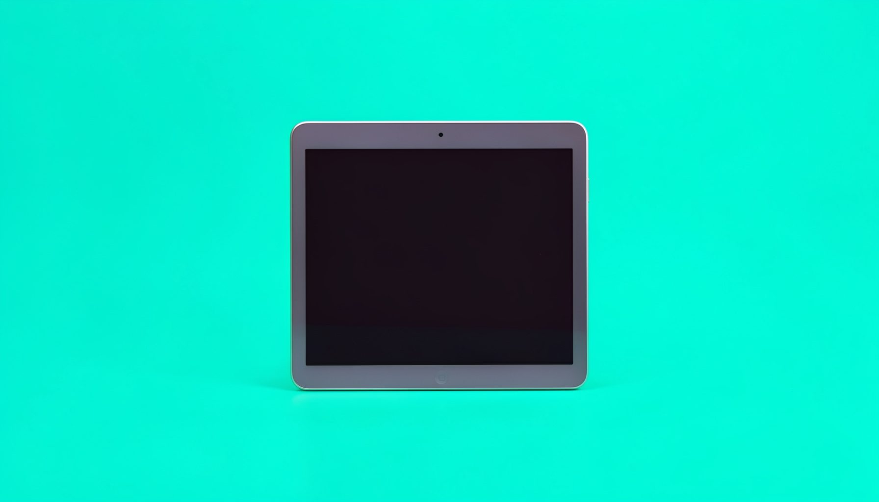 Beyaz arka planda küçük bir tablet.